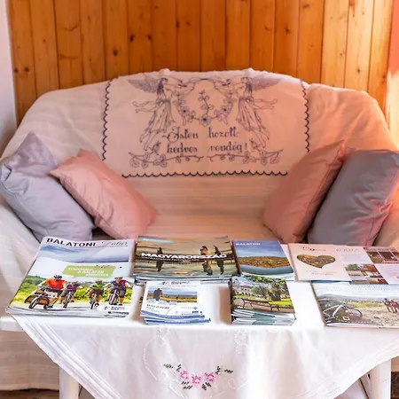 Napraforgo Vendeghaz * Tótvázsony